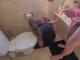 Inimene wc india meeldima naine saama pissed edasi ja saama tema pea flushed followed poolt imemine fallos