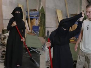Tour van kont - moslim vrouw sweeping vloer krijgt noticed door gedraaid op amerikaans soldier