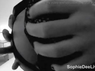 Prsatá britský pornstar sophie dee masturbuje pro vy v černý a bílý