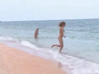 3 nudists لعب في ال شاطئ